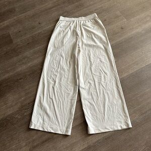 Athleta Cream Elastic Waist Wide Leg Cropped Ankle Capri Pants